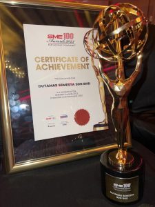 Dutamas Semesta receiving SME100 Award 2023 trophy and certificate